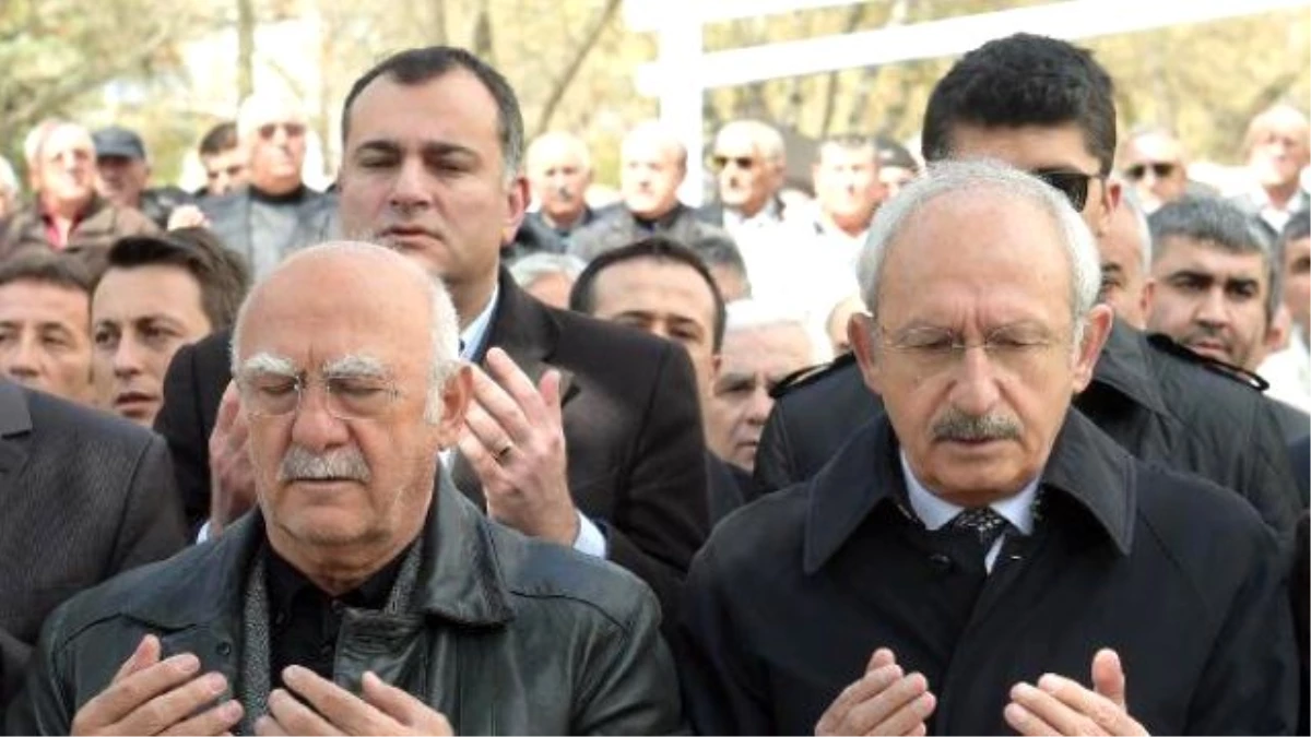 Kılıçdaroğlu, CHP\'li Temizel\'in Annesinin Cenaze Namazına Katıldı