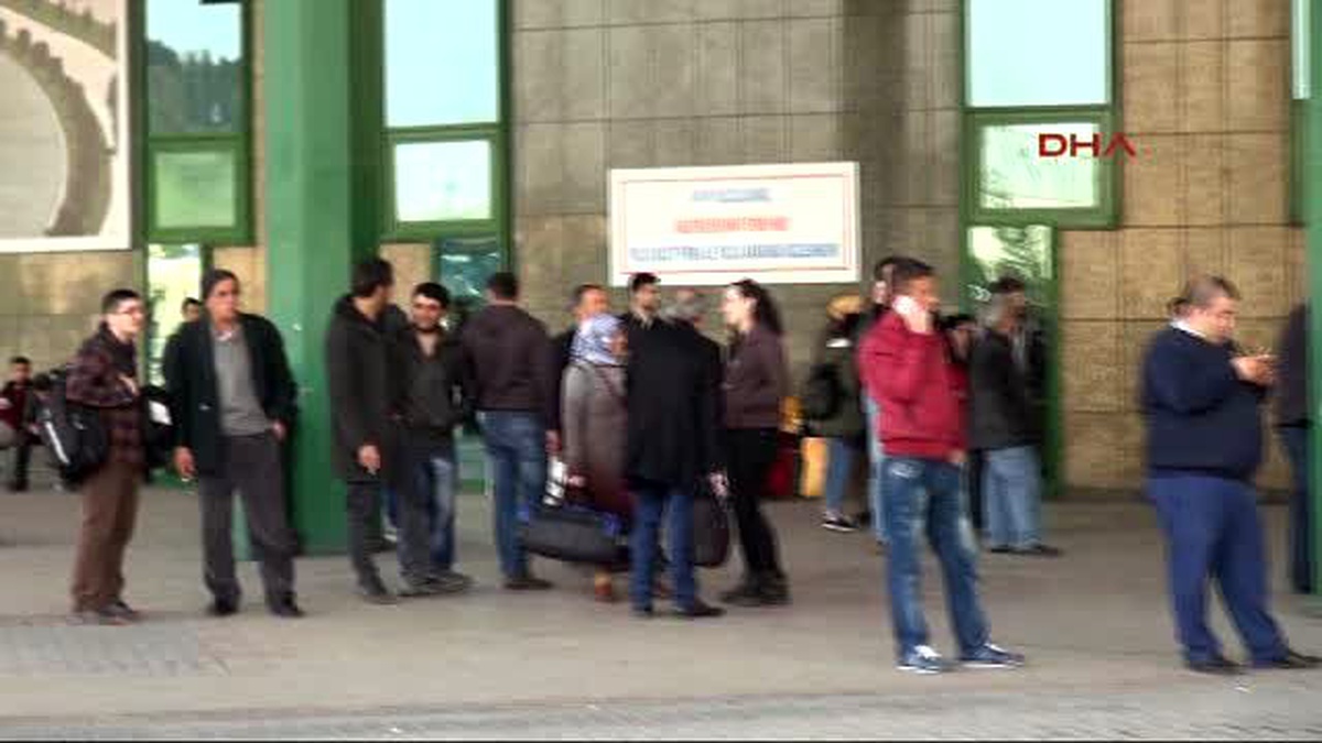 Kocaeli Bomba Uzmanı Çantayı İnceledi, Meraklılar Görüntü Çekti