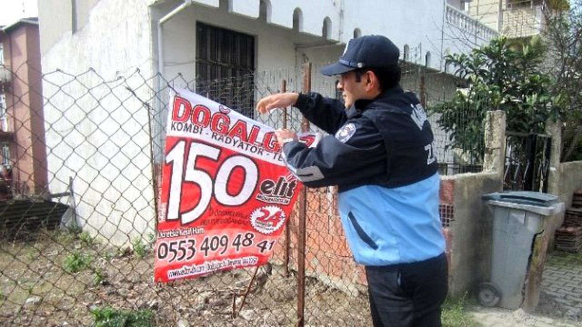 Körfez Belediyesi Ekipleri Afiş ve Brandaları Topladı