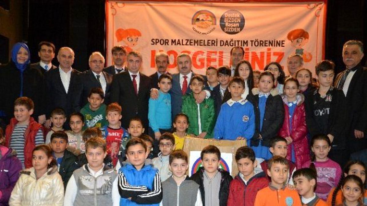 Körfez Belediyesi\'nden Okullara Spor Malzemesi
