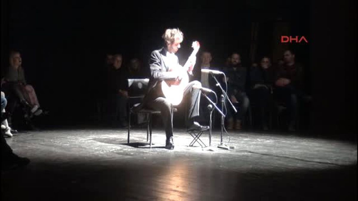 Kosova\'da Down Sendromuna Dikkat Çekmek İçin Ünlü Sanatçı Konser Verdi