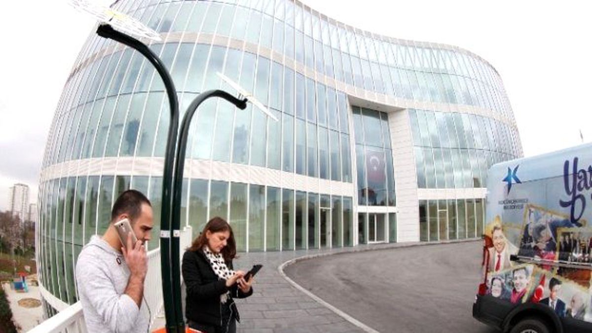 Küçükçekmece\'de Güneş Enerjili Şarj İmkanı