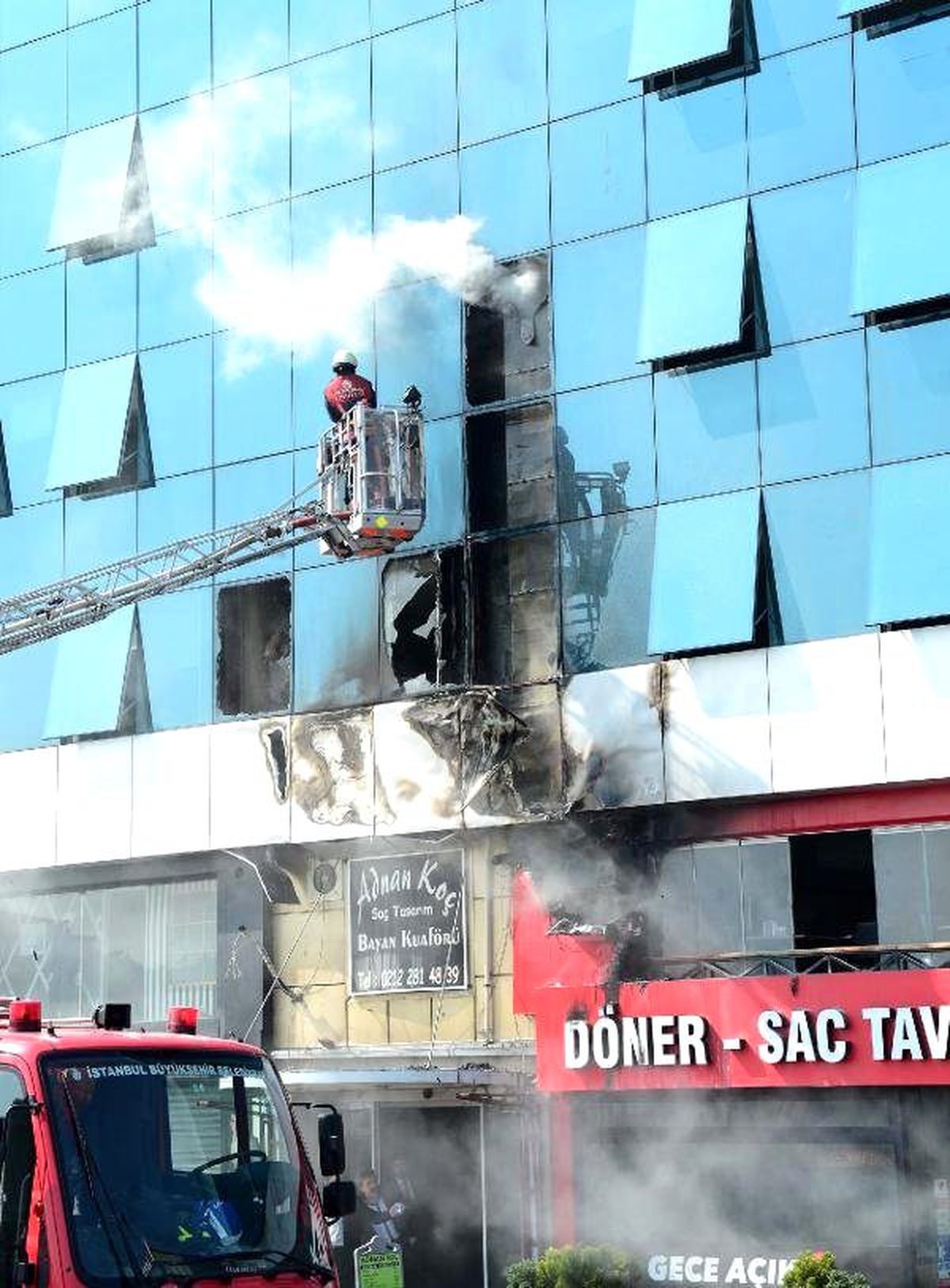 MHP İstanbul İl Başkanlığı\'nda Yangın Paniği
