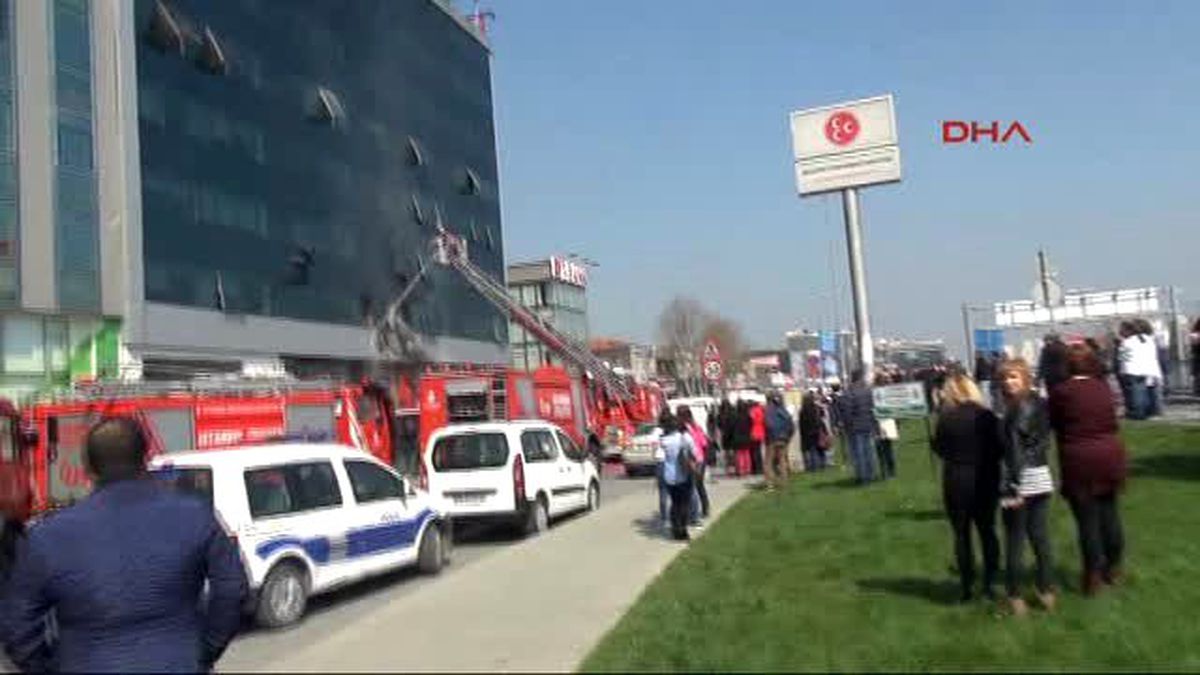 MHP İstanbul İl Başkanlığı\'nda Yangın Paniği