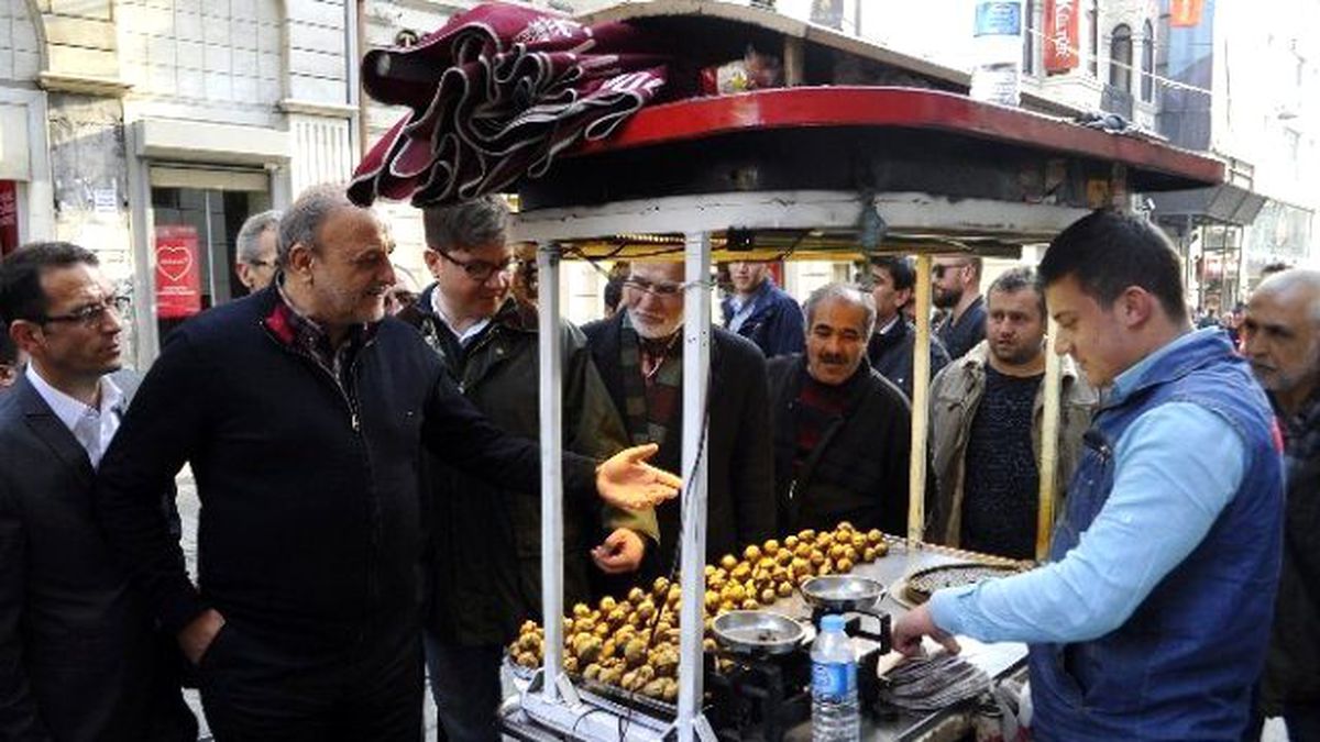 Oktay Vural\'a İstiklal Caddesi\'nde Tepki Açıklaması