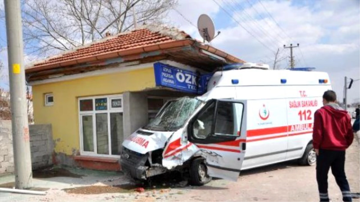 Otomobille Çarpışan Ambulans, Bilet Satış Noktasına Daldı: 6 Yaralı