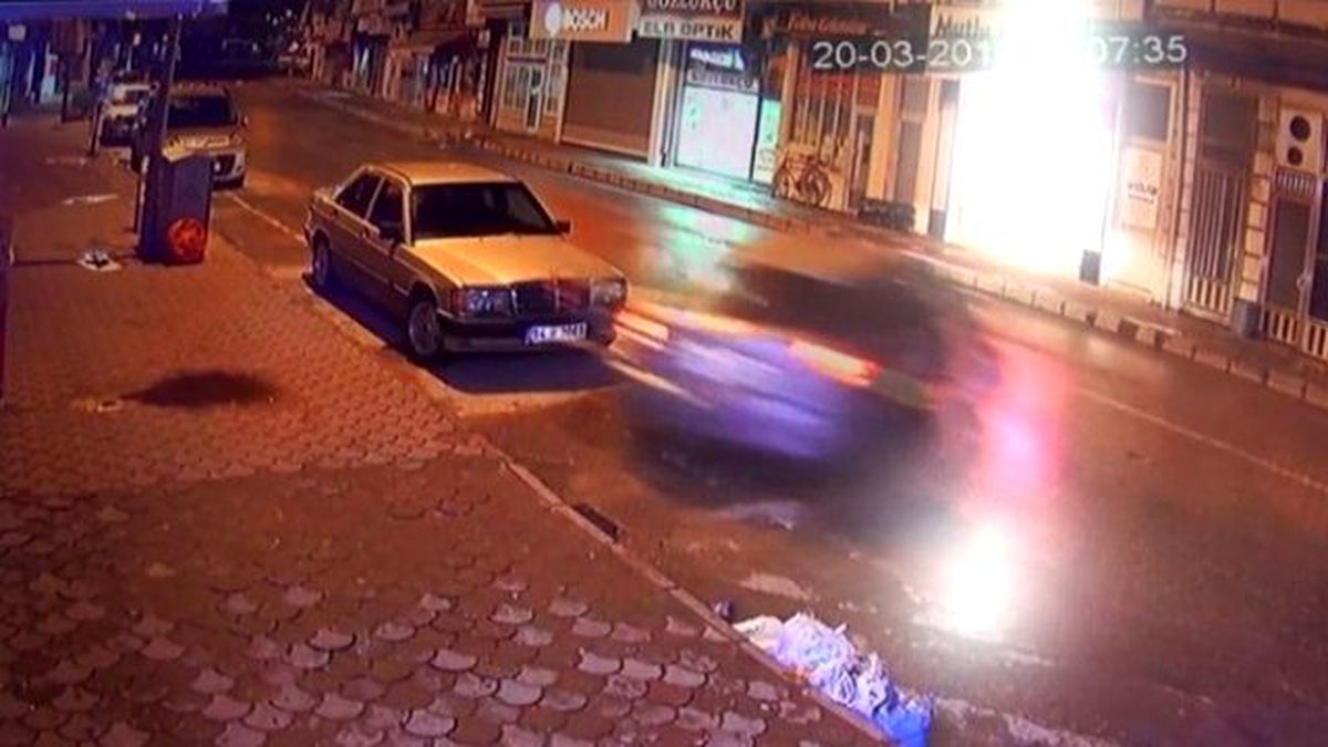 Park Halindeki Otomobile Çarptı