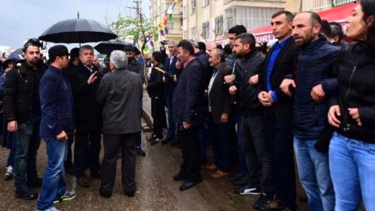 Polisten HDP'li Gruba Sert Tepki: Apo Diye Slogan Attırmam Yiyen Varsa Atsın