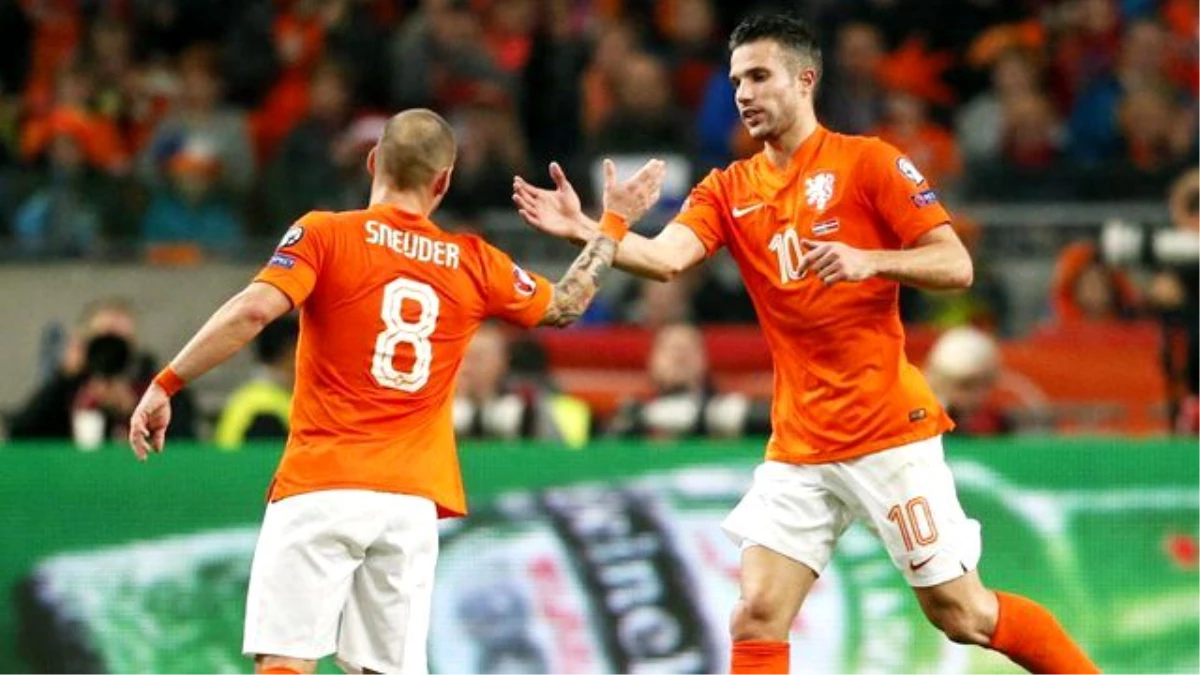 Van Persie'den, Derbi Öncesi Sneijder'e Maç Ertelensin Önerisi