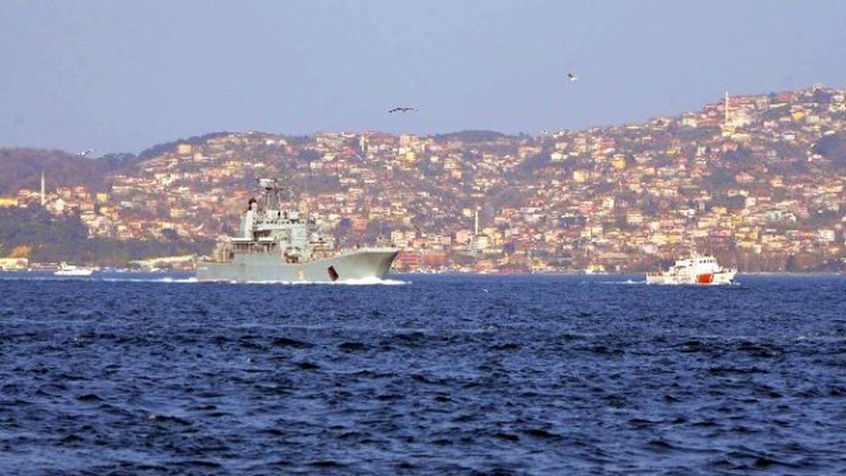 Rus Savaş Gemisi İstanbul Boğazı\'ndan Geçti