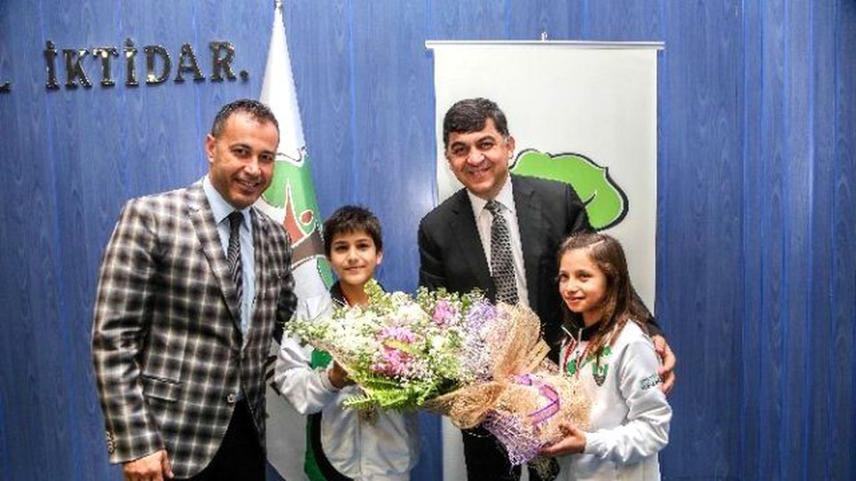 Şampiyon Yüzücüler Başarılarını Fadıloğlu ile Paylaştı
