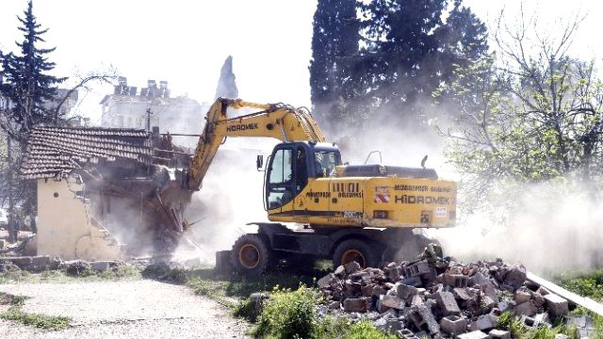 Vakıf Arazisi Üzerindeki Kaçak Binalar Yıkıldı