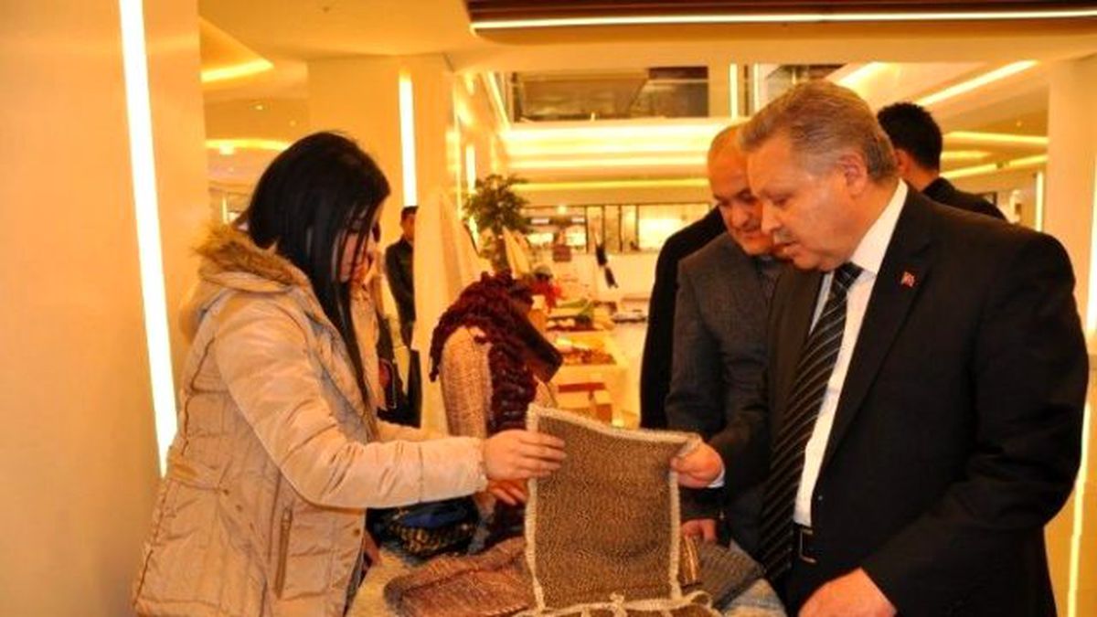 Vali Kahraman Huzurevi Sakinlerinin Yaptığı El İşçiliği İşlemeleri Sergisini Gezdi