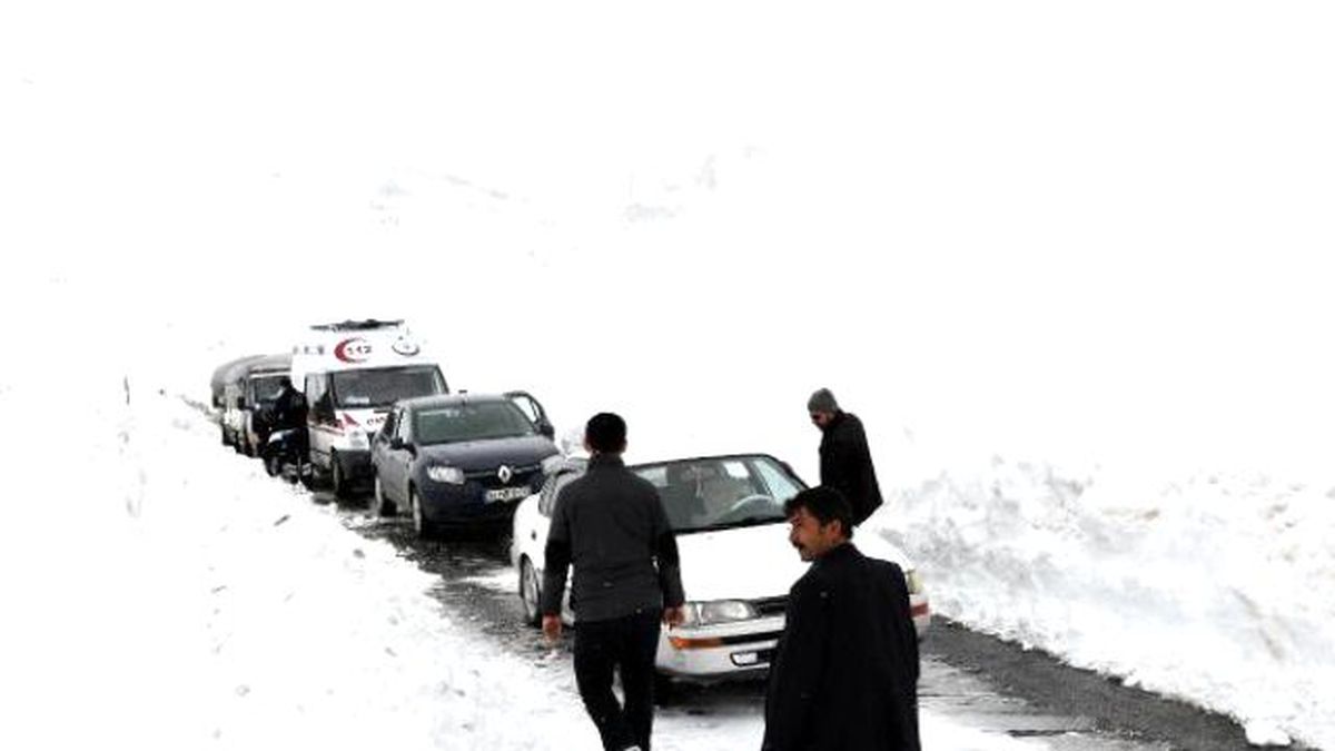 Van-Bahçesaray Karayoluna Çığ Düştü
