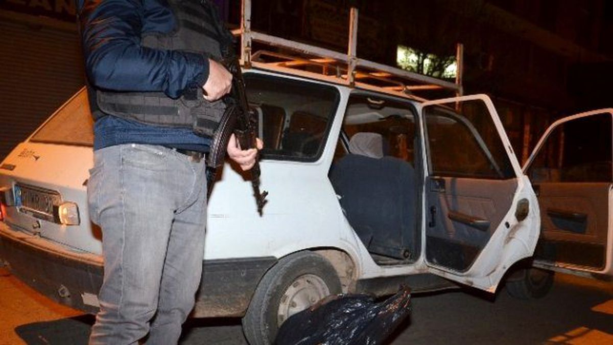 Eşi ve Bebeğini Yanına Alan Saldırgan Okullara Ses Bombası Attı