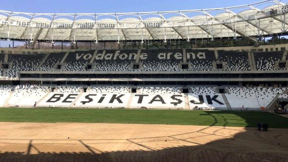 Vodafone Arena\'da Çim Serme İşlemi Sürüyor