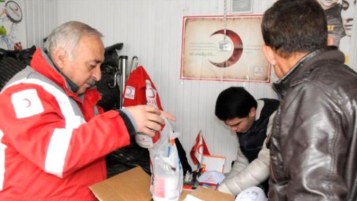 Yüksekova\'dan Hakkari\'ye Göç Eden Ailelere Kızılay\'dan Yardım
