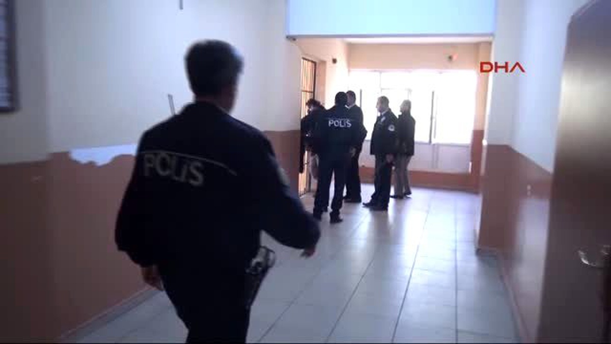 Adana Selfie Çekmek İçin Okul Çatısına Çıkan Öğrenciler \'Terör\' Alarmına Neden Oldu