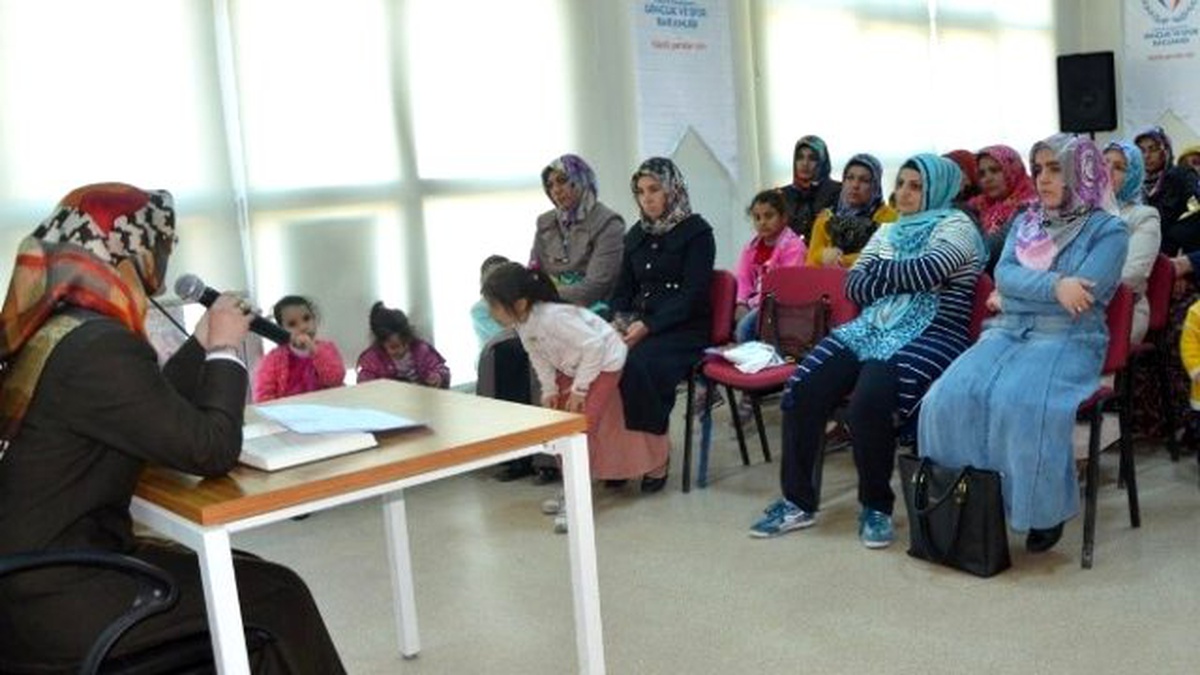 Ailelere Çocuklarını Nasıl Terbiye Edecekleri Anlatıldı