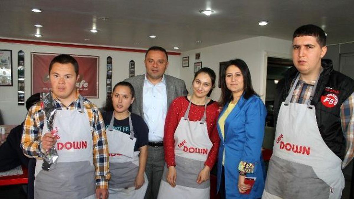 AK Parti Heyeti Down Cafe\'de