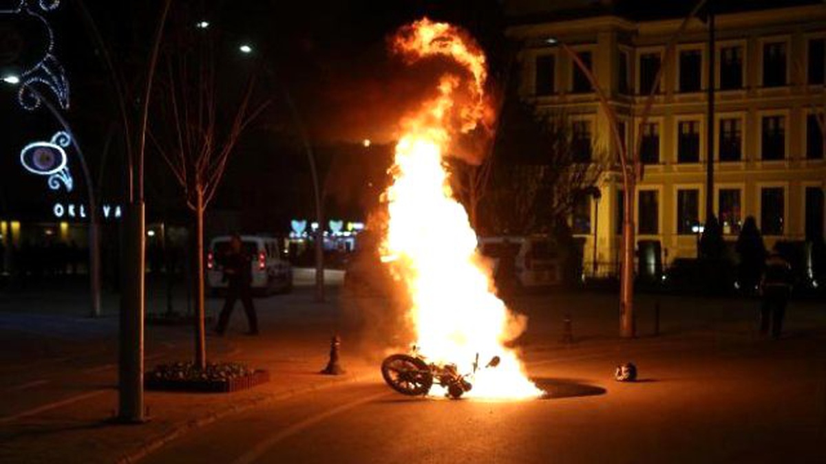 Alkollü Yakalanan Sürücü Motosikletini Ateşe Verdi