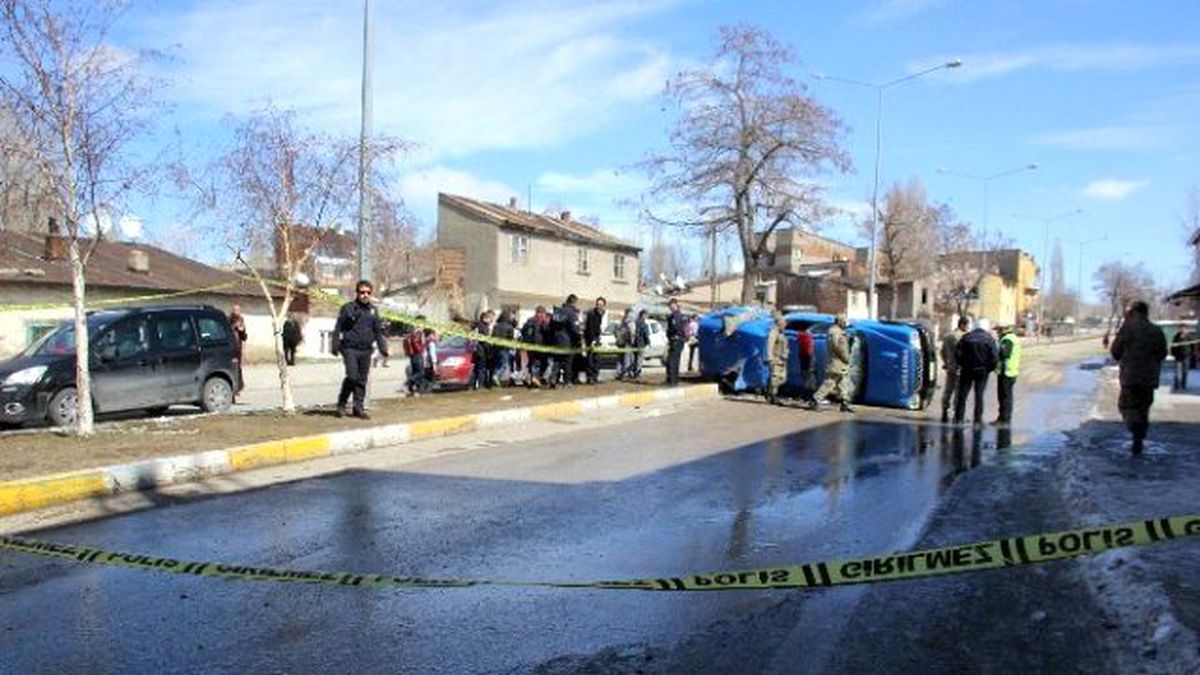 Askeri Araç ile Otobüs Çarpıştı: 4\'ü Asker 6 Yaralı
