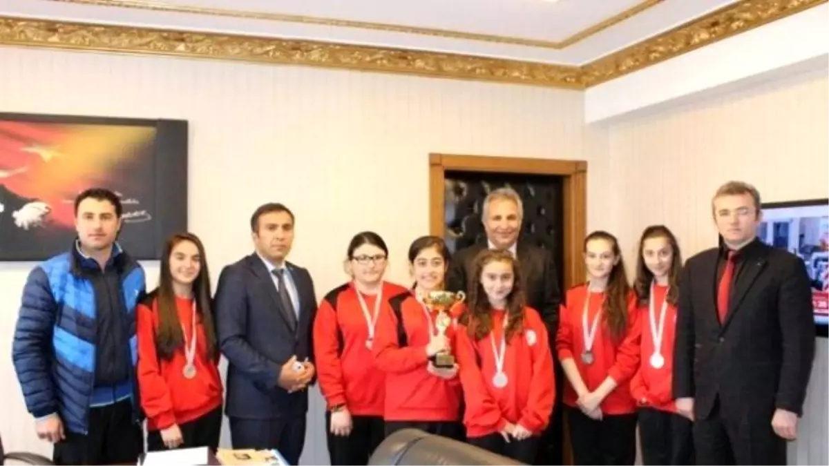 Başarılı Sporculardan Kaymakam Yapıcı'ya Ziyaret