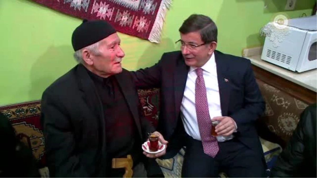 Başbakan Davutoğlu, Kızılcahamam\'da Esnafı Ziyaret Etti