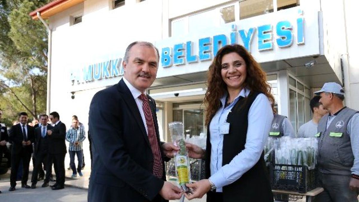Başkan Gürlesin Fidan Dağıttı