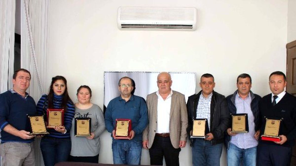 Başkan Karaçelik\'ten Yardımsever Esnaflara Plaket