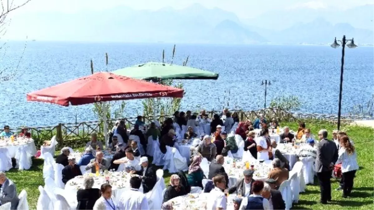 Başkan Uysal, Yaşlılar Haftası Yemeğine Katıldı