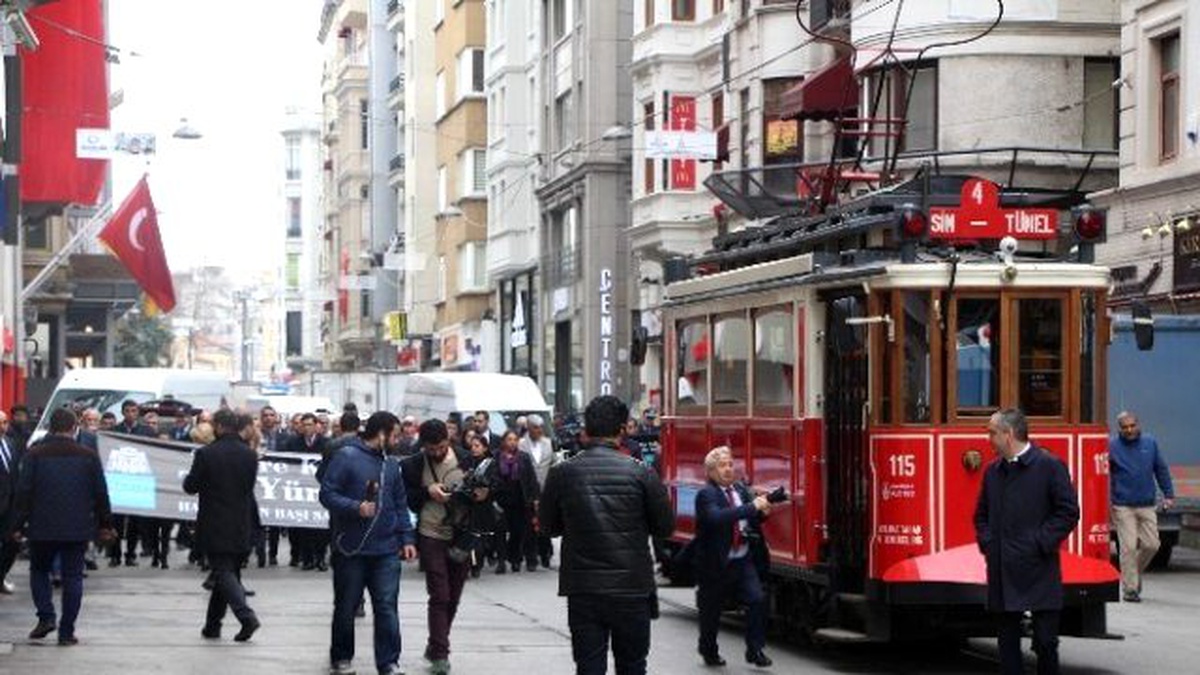 Beşiktaş Belediyesi\'nden İstiklal Caddesi\'nde "Teröre Karşı Tek Yürek" Yürüyüşü