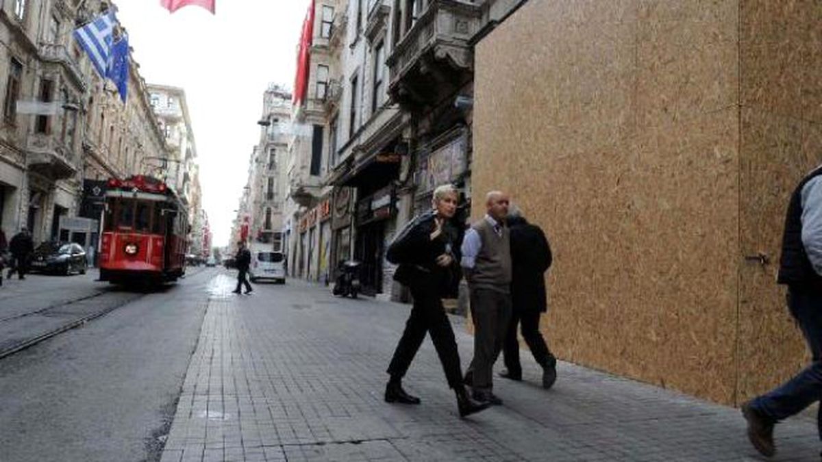 Beyoğlu\'nda Patlamada Zarar Gören İşyeri Kontrplaklarla Kapatıldı