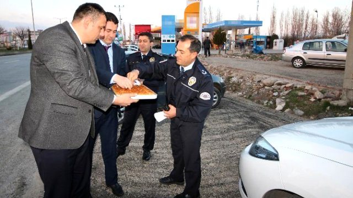 Beyşehir\'de Uygulama Yapan Polislere Baklava İkramı