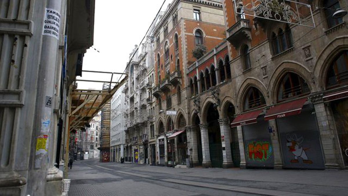 Bomba Korkusu İle Caddeler, AVM'ler Boşaldı, Paket Servis Hizmeti Patladı