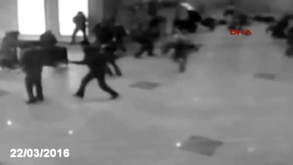 Brüksel Havalimanı'nda İki Patlama Meydana Geldi