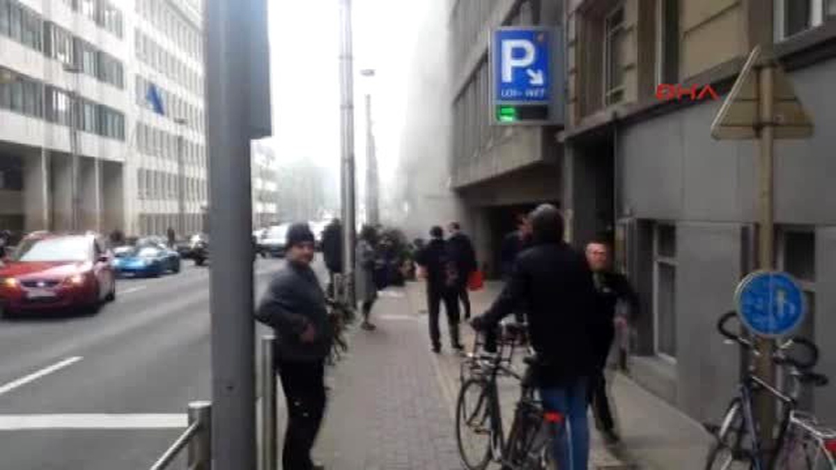 Brüksel Havalimanı\'nda İki Patlama Meydana Geldi Tahliye