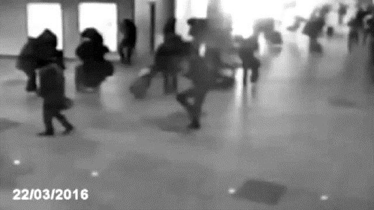 Brüksel Havalimanı\'nda Patlama Anı Böyle Görüntülendi