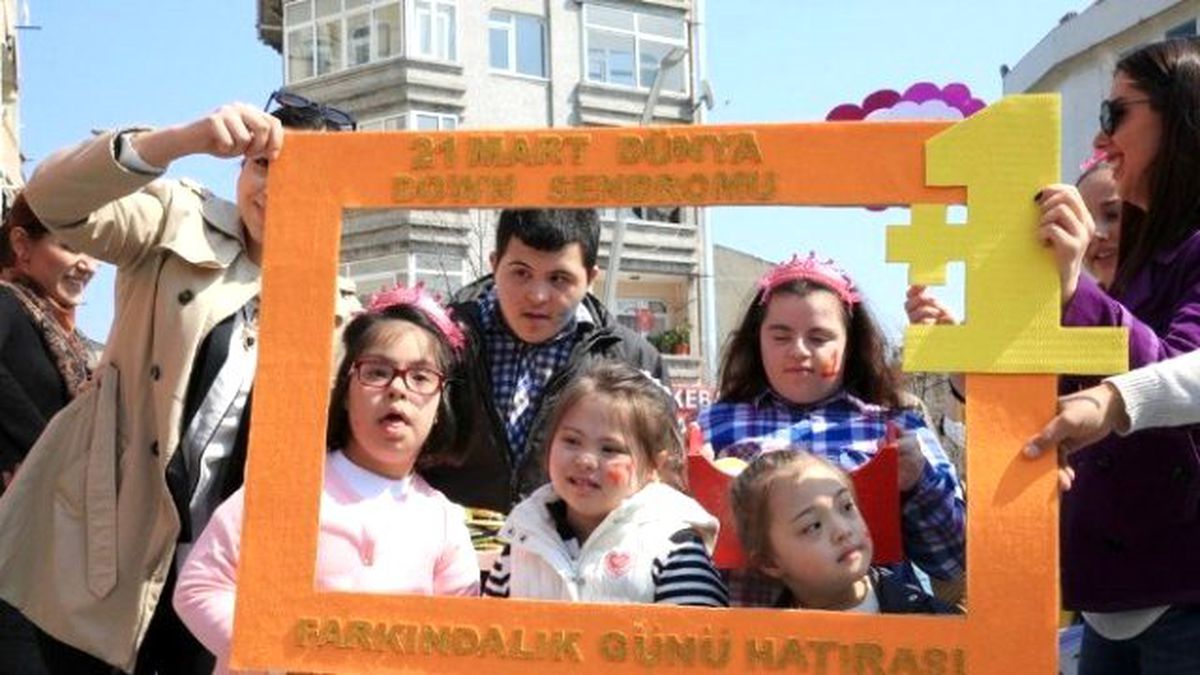 Down Sendromu Farkındalık Günü\'nü Renkli Çorapla Kutladılar