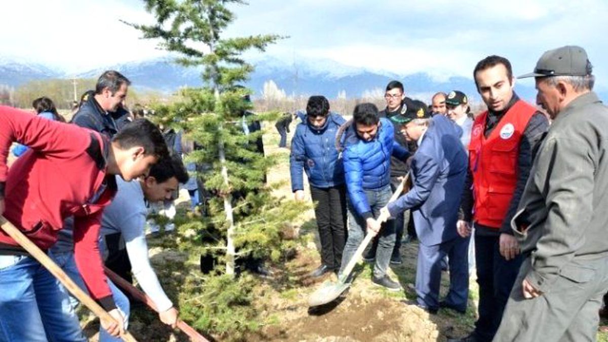 Dünya Ormancılık Gününde Öğrencilerle Fidan Dikti