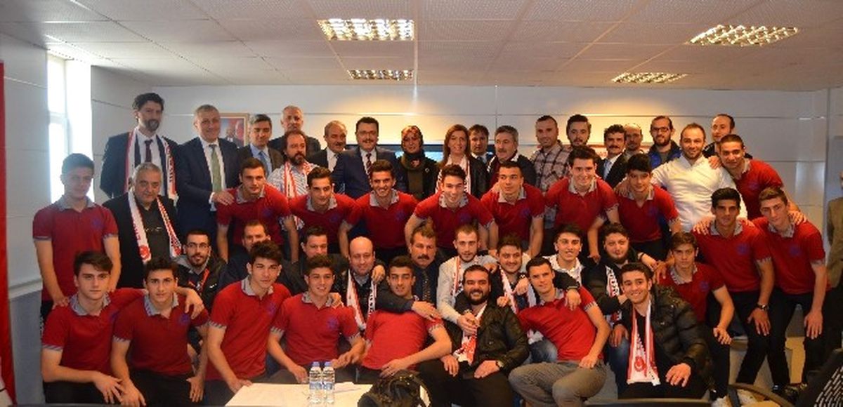 Dünya Şampiyonu Erdoğdu Anadolu Lisesi\'nden Basına Teşekkür