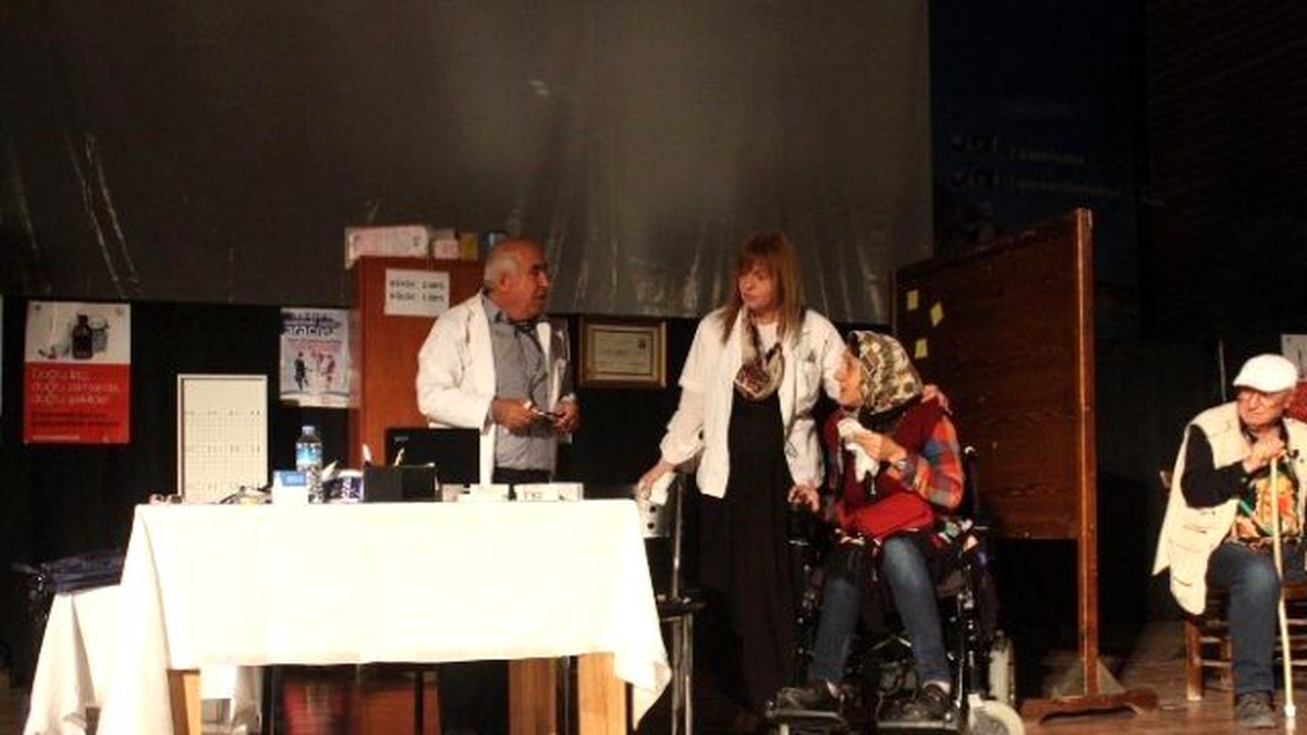 Edremit\'te "Sağlık Olsun" Tiyatrosu Büyük İlgi Gördü