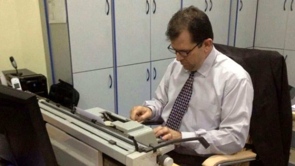 Emektar Daktilosuna Gözü Gibi Bakıyor
