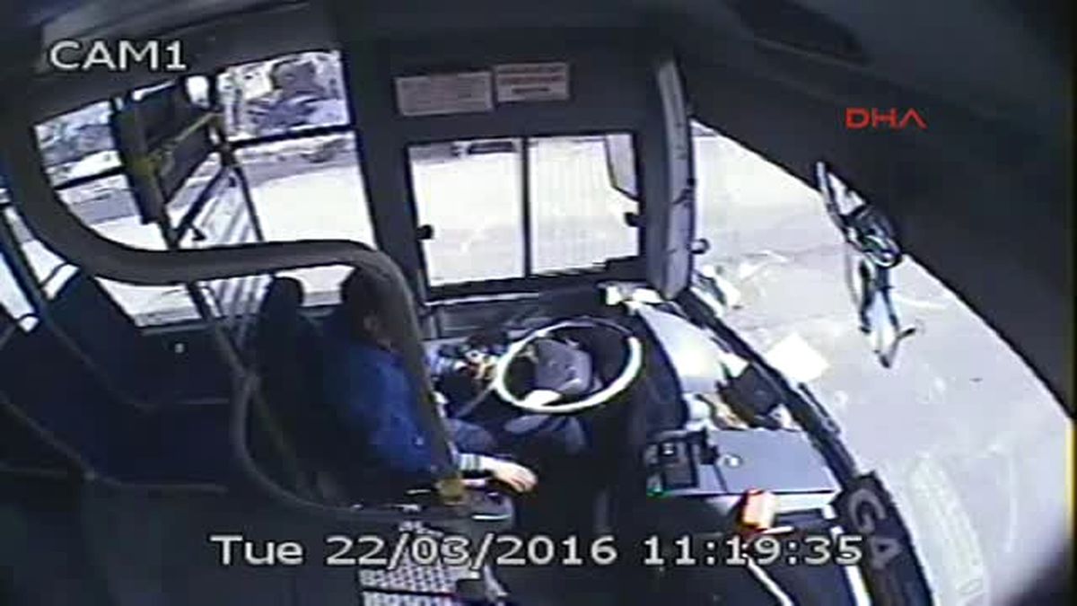 Direksiyonda Dürüm Yiyen Sürücü, Askeri Araca Çarptı: 8 Yaralı