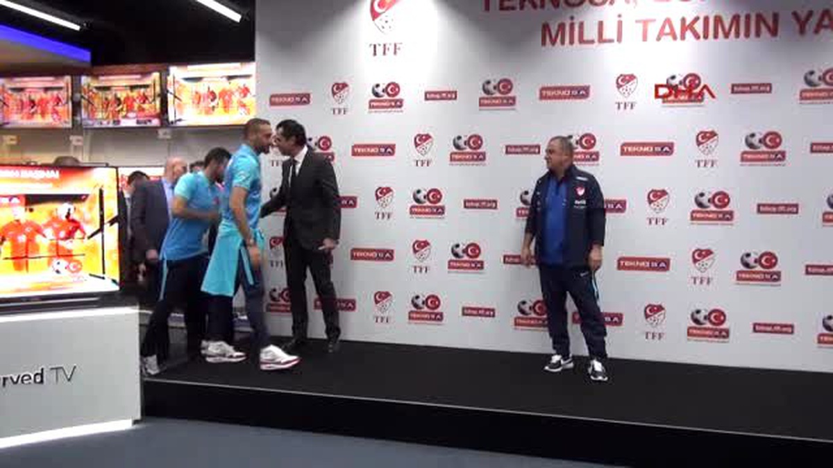 Fatih Terim ve Milli Futbolcular Teknosa\'yı Ziyaret Etti