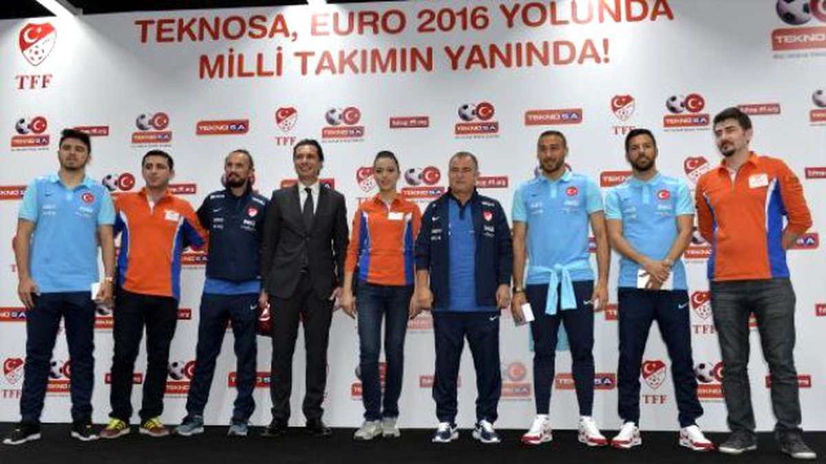 Fatih Terim ve Öğrencileri Teknosa\'yı Ziyaret Etti