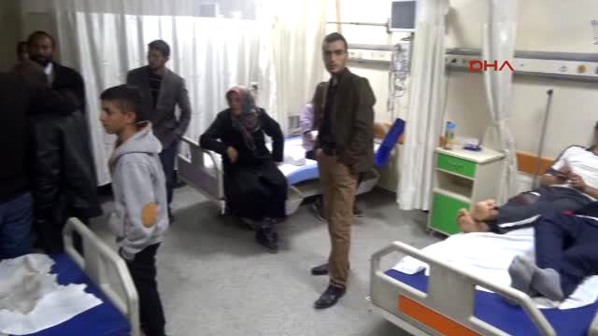 Gaziantep - Karkamış\'ta Minibüs ile Otomobil Çarpıştı: 12\'si Öğrenci, 15 Yaralı