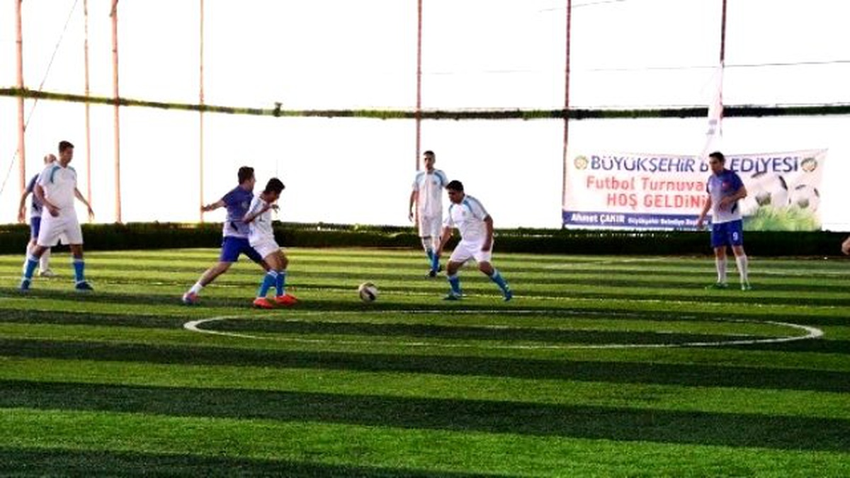 Halı Saha Futbol Turnuvası\'nda 4 Takım Gruplardan Çıkmayı Garantiledi