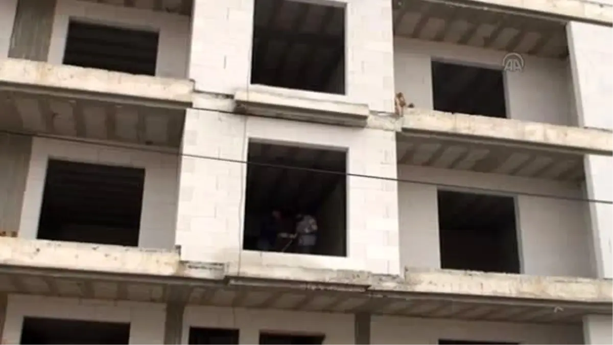 İnşaat İşçisinin Süs Tavuğu Merakı