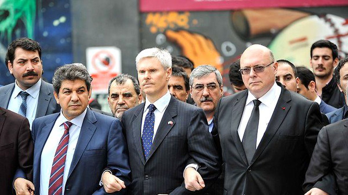 İstanbul'da Başkonsoloslar Teröre Karşı Kol Kola Yürüdü